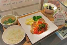 社員食堂で提供されている昼食の例