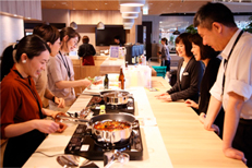 カフェに設置されたソーシャルキッチンで従業員が調理する様子