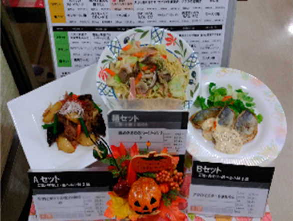 昼食とメニューカードの例