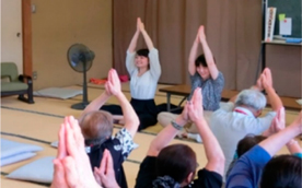 高齢者の方と健康体操