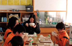 「相農(そうのう)みそ」出前授業と共食の様子02