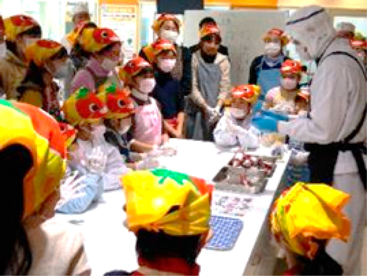 企業と連携した体験イベント（ウインナー作り）