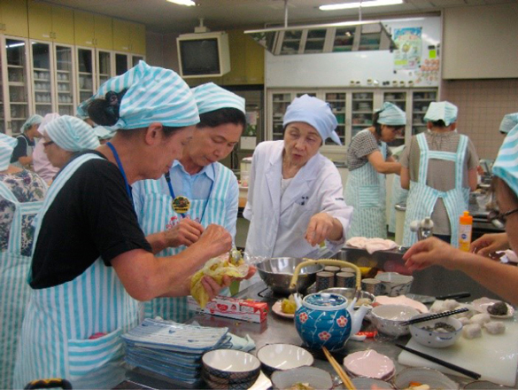 「パッククッキング」に挑戦する参加者