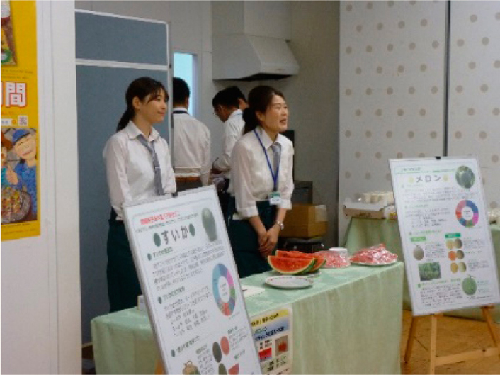 スイカのカッティングの実演