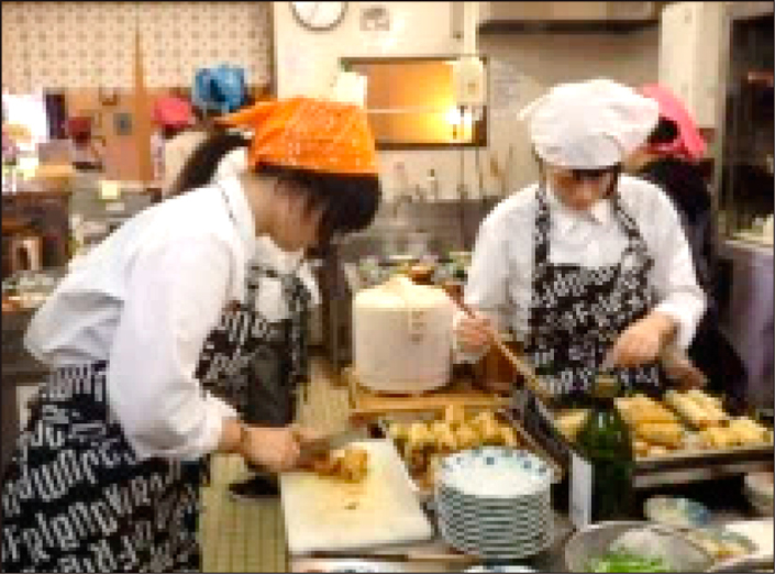 「高校生カフェ」での調理