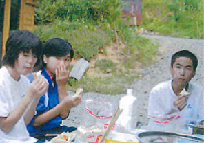 調理し、皆で「いただきます」