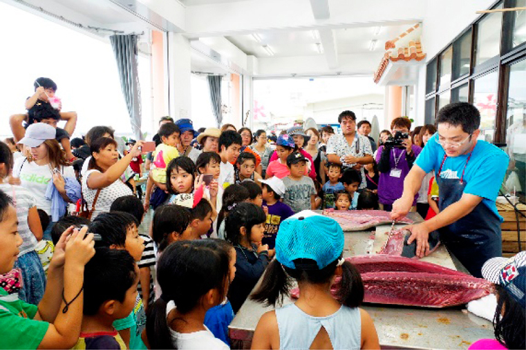 「おさかなフェスタ」でのマグロ解体ショーの様子