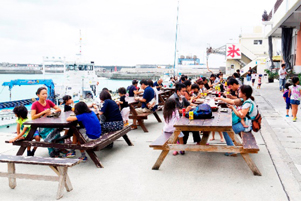 「うみんちゅみなとピクニック」での共食の様子