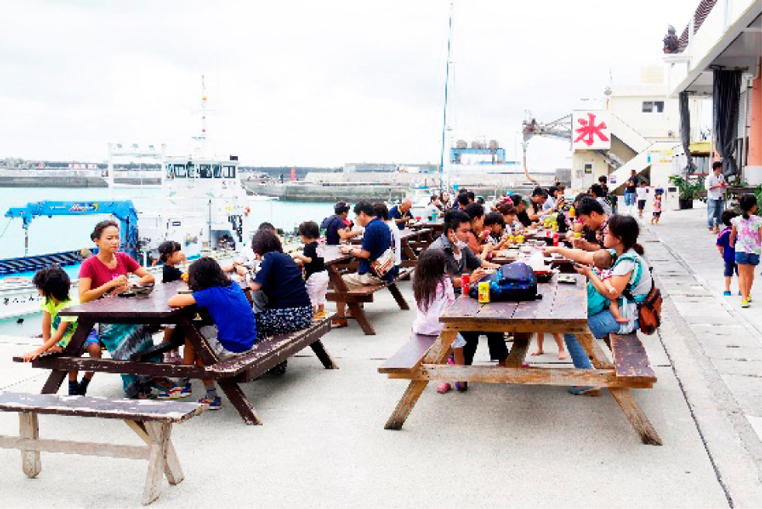 「うみんちゅみなとピクニック」での共食の様子