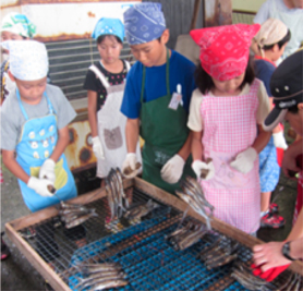 焼きアゴ作りを体験する子供たち