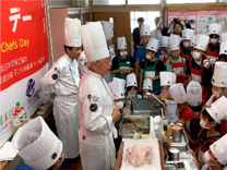 料理のデモンストレーションに注目する児童たち