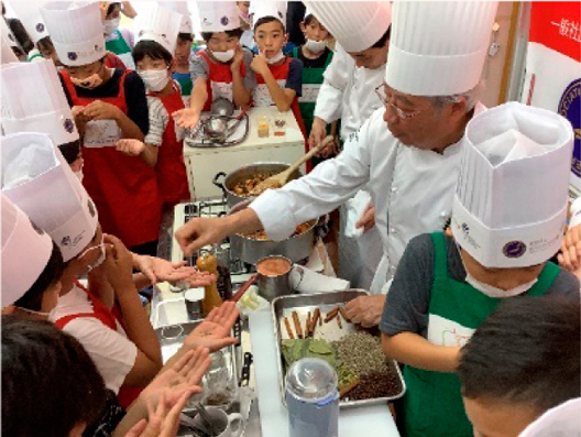 カレーに使うスパイスを試食