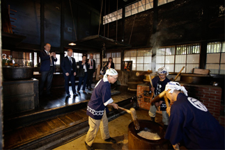 現地視察における餅つき見学の様子