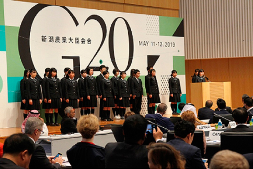 全体会合における学生提言の様子