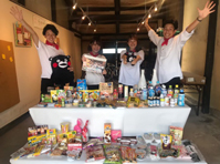 「もったいないスーパー」に取り組む学生たちと陳列された食品