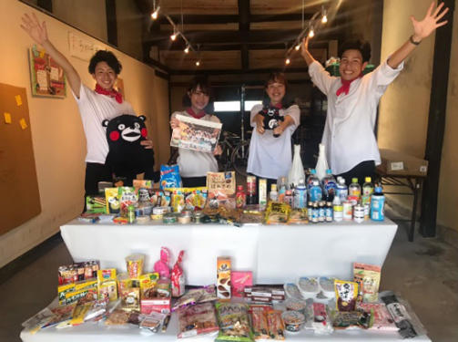 「もったいないスーパー」に取り組む学生たちと陳列された食品