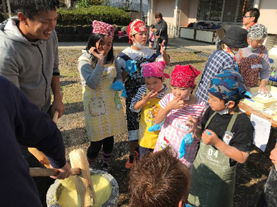 「ねったぼ」を味わう子供たち