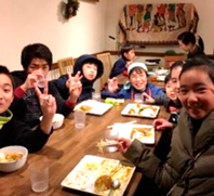 みんなで囲む食卓は笑顔がいっぱい
