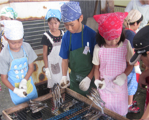 焼きアゴ作りを体験する子供たち