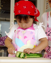 包丁を上手に使う子ども