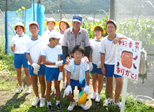 ありがとうの気持ちを込めて、似顔絵看板を設置