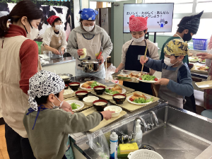 校区小中合同でのクッキングの様子