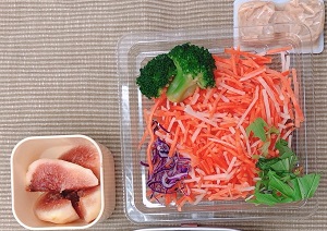 食材をお弁当箱に詰めた画像