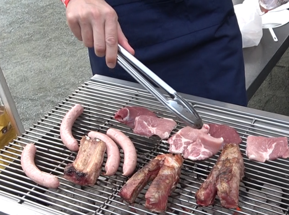 トングを使って焼く画像