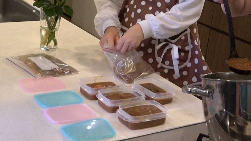 平たい容器や保存用の袋に小分けにするのがオススメ