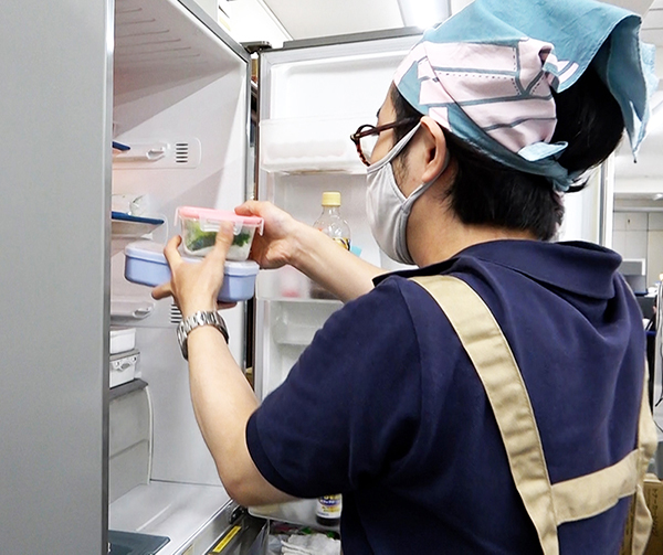 冷蔵庫にお弁当を入れる様子