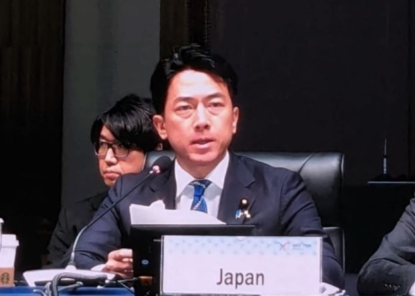 スピーチする小泉大臣1