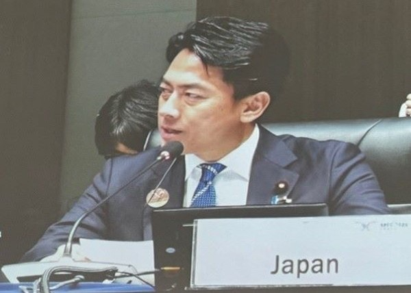 スピーチする小泉大臣2