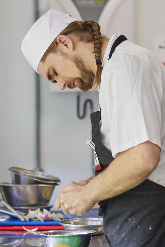 書類審査を通過した6名