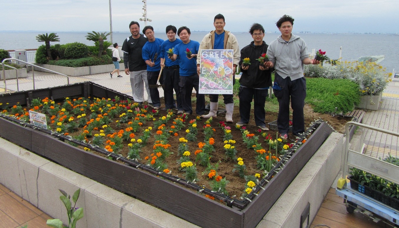 君津高校の生徒の皆さんGREEN×EXPO 2027のポスターを持って記念撮影