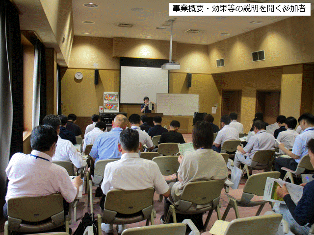 事業概要・効果等の説明を聞く参加者、大区画化された整備後のほ場見学、田んぼダムの設置状況のスライドショー