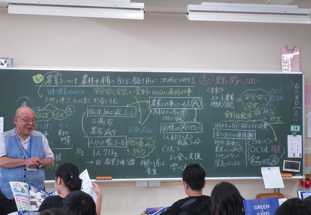 児童から質問を受けて答えている様子