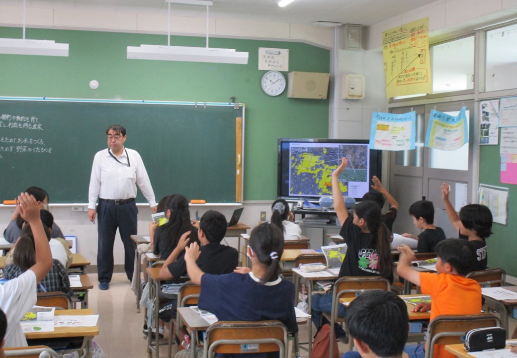 児童が手を挙げている授業の様子