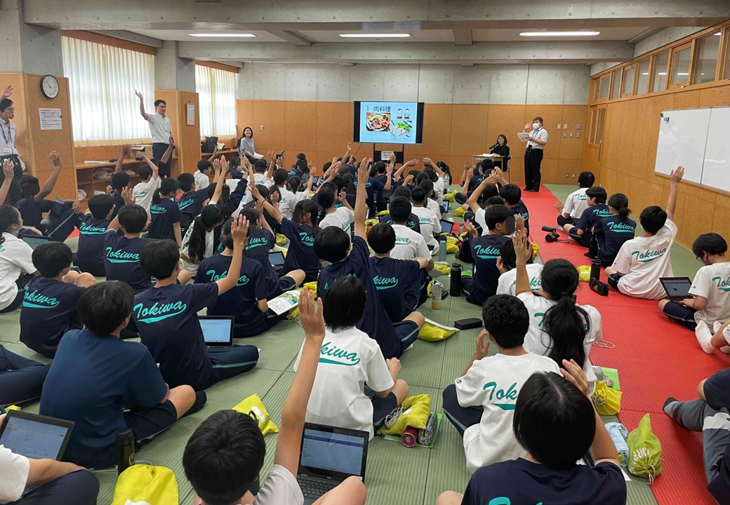 生徒が手を挙げて答えている様子