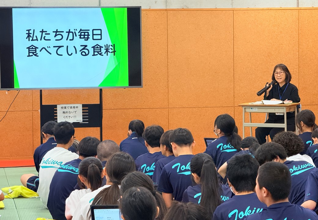 生徒が真剣に講義を受けている様子