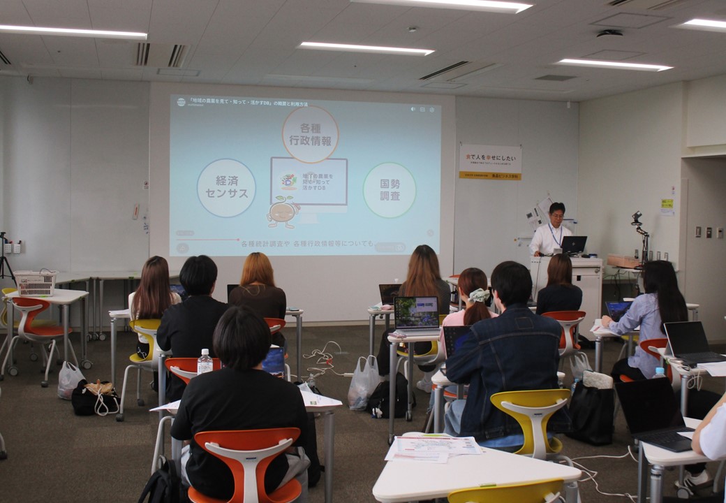 学生が講義を受けている様子