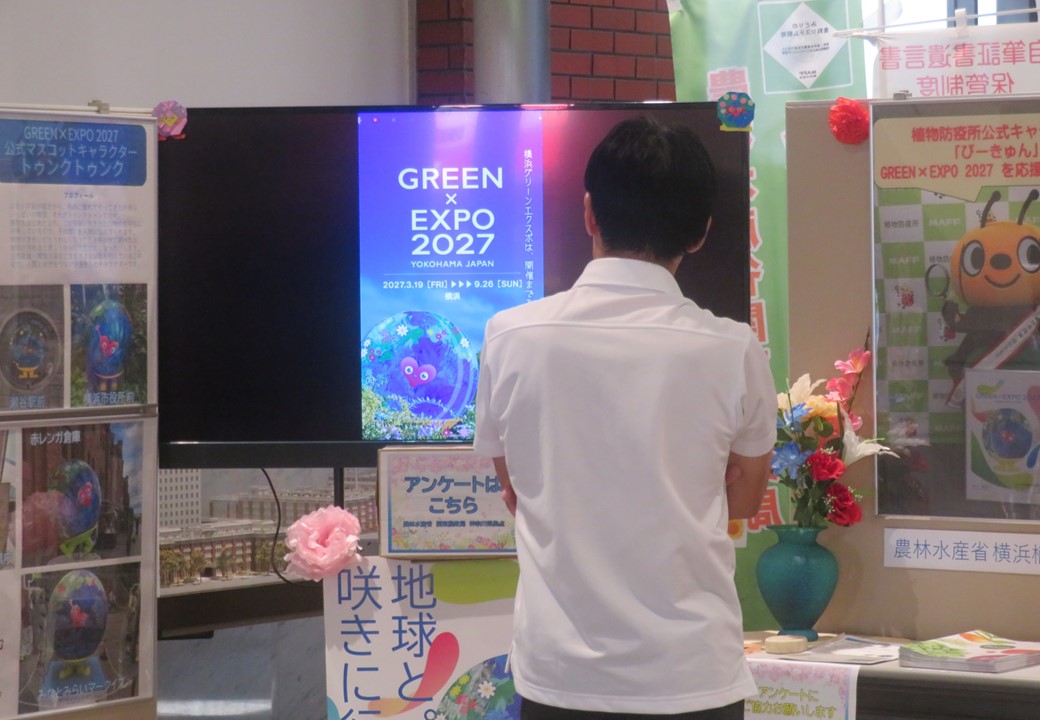 モニターを見ている様子