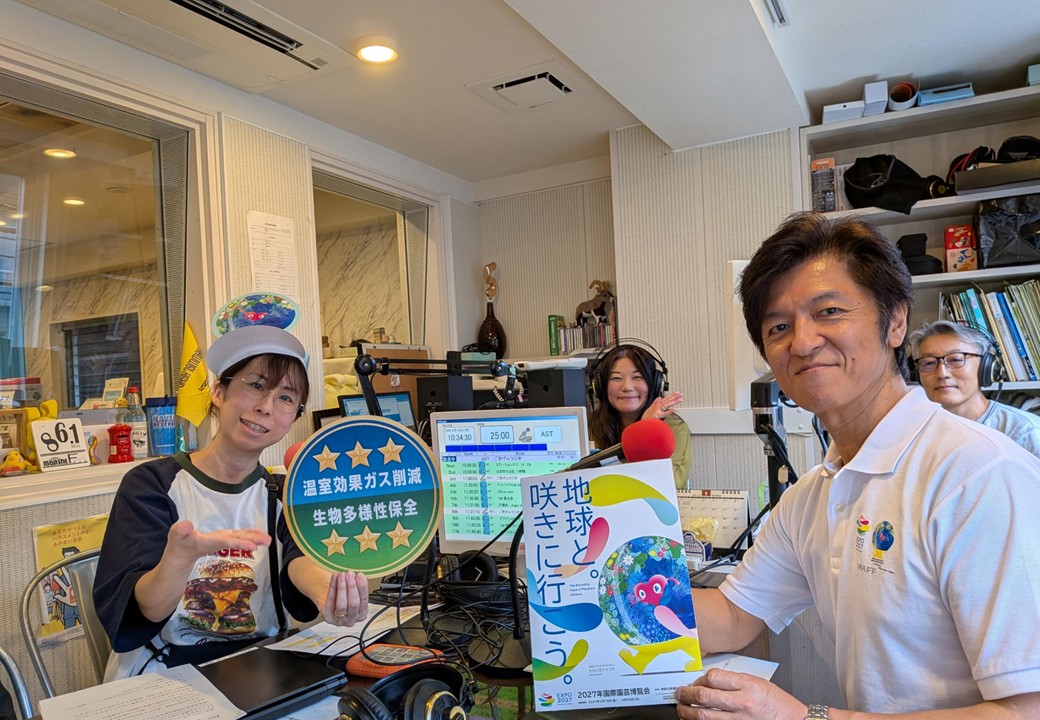 パーソナリティとスタッフでの収録後の写真