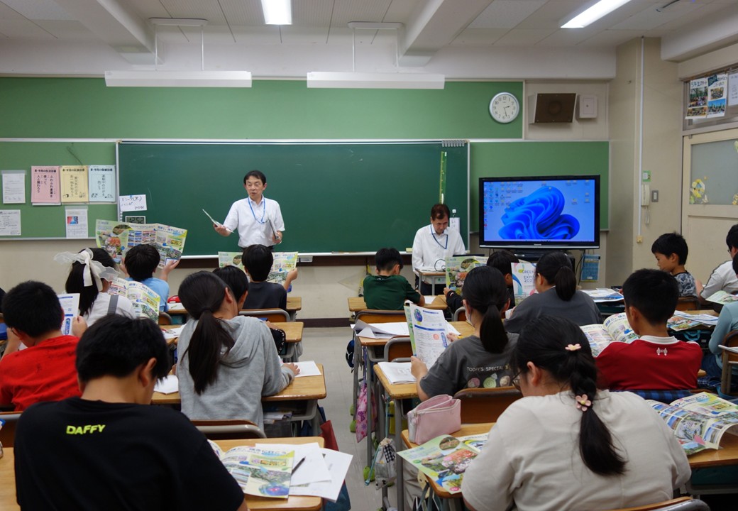 資料を見ながら説明している写真