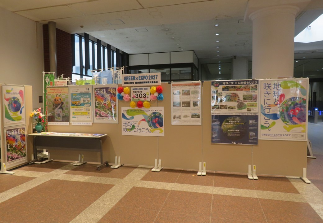 合同庁舎アトリウム展示の様子
