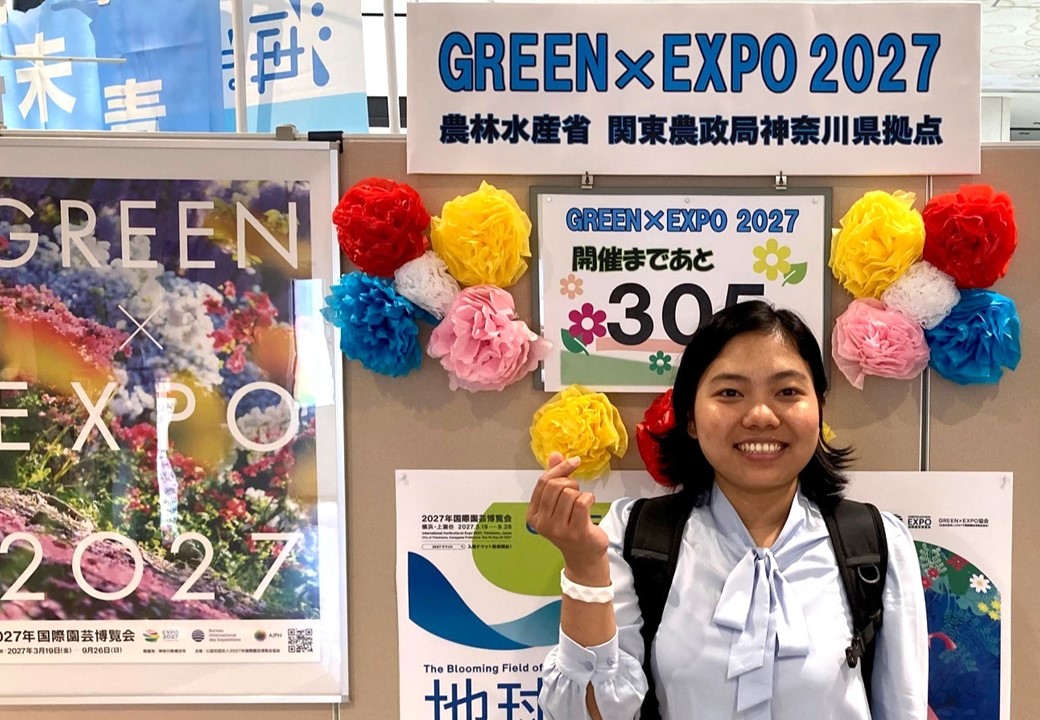 展示前でのブルーミングリングでポーズをとっている女性