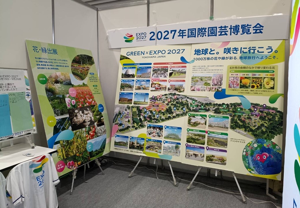 大きなポスターで会場の様子を展示