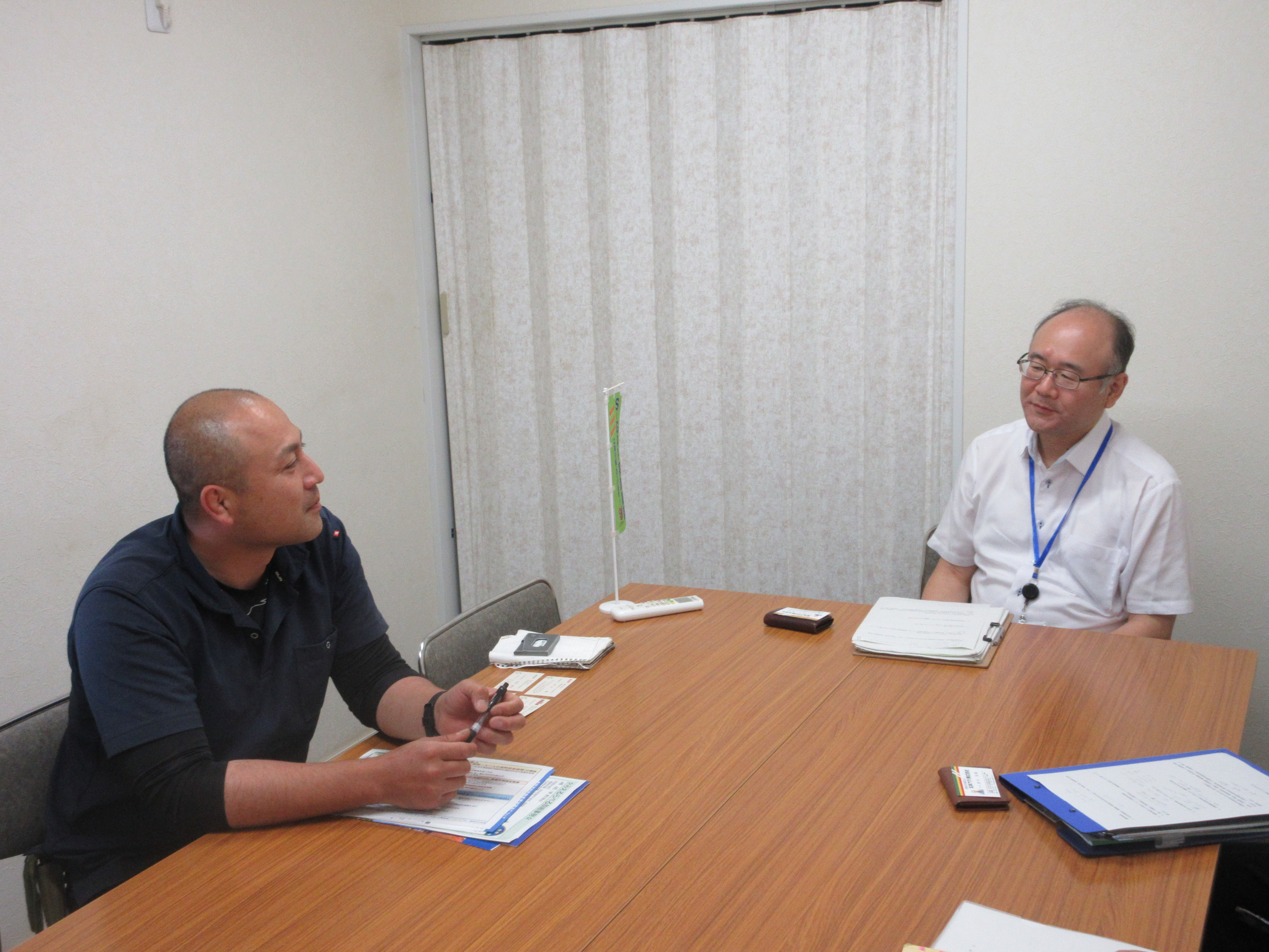 鈴木社長（左）と松下地方参事官（右）