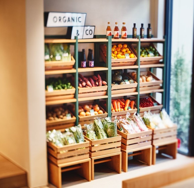 店内での有機野菜販売の様子