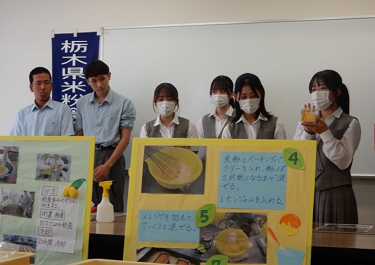 宮レモンパウンドケーキを紹介する生徒のみなさん