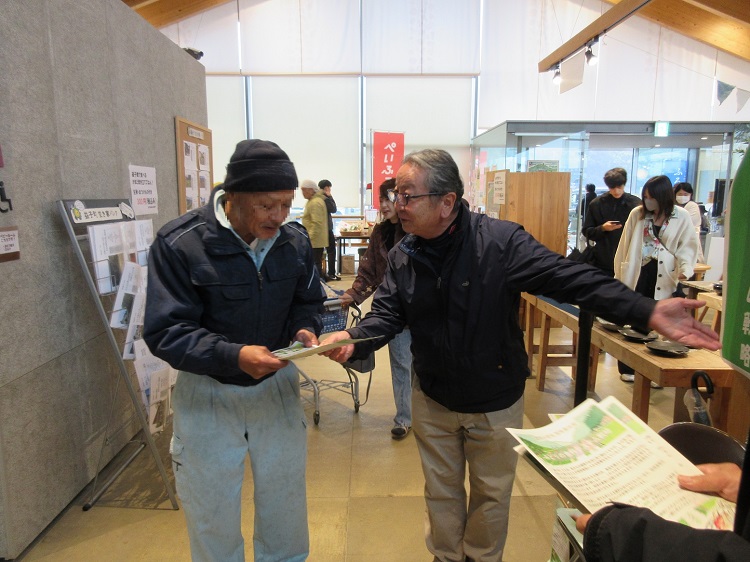 案内する広田町長